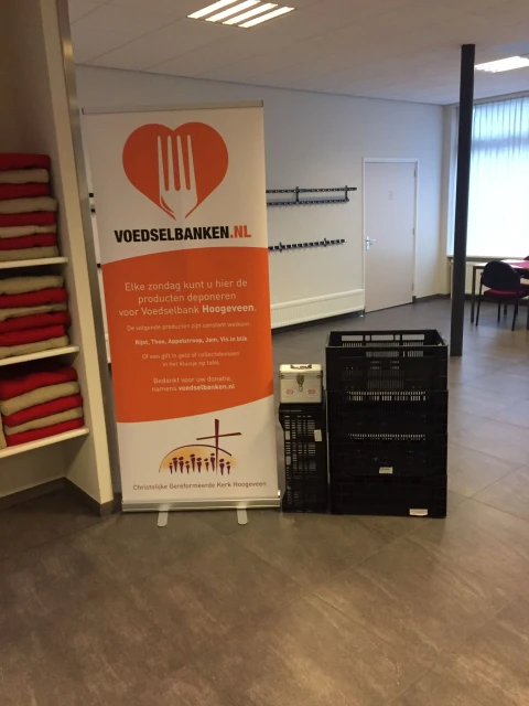 De roll-up banner van de voedselbank is zichtbaar in de hal van de Ichthuskerk